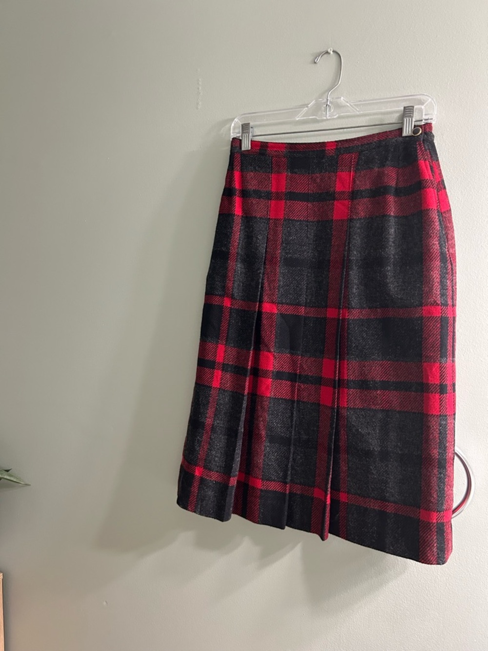 Beautiful vintage 100% wool plaid pleated skirt red and black made in USA - Picture 6 of 7